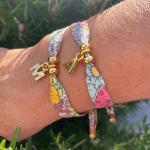Pulsera cinta flores con incíal metal