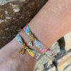 Pulsera cinta flores con incíal metal - Imagen 2
