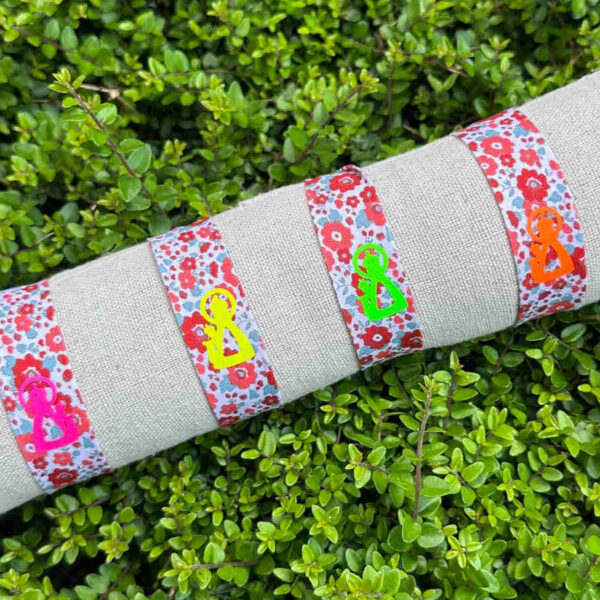 Pulsera cinta flores con virgen del Carmen - Imagen 4