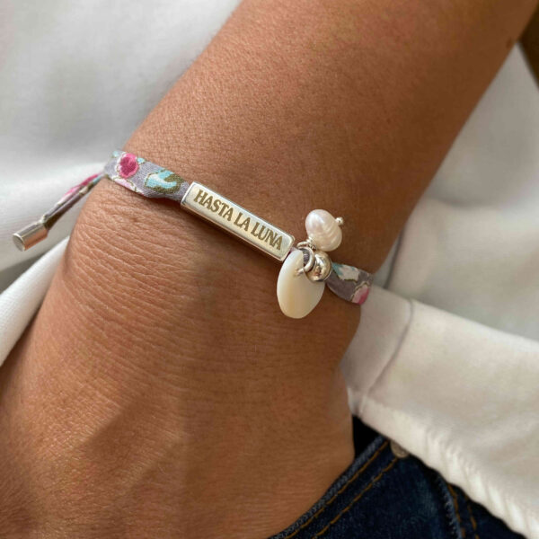 Pulsera cinta flores con tubo metal grabado hasta la luna y volver
