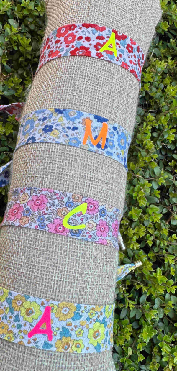 Pulsera cinta flores con inicial - Imagen 2