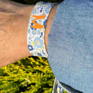 Pulsera cinta flores con inicial