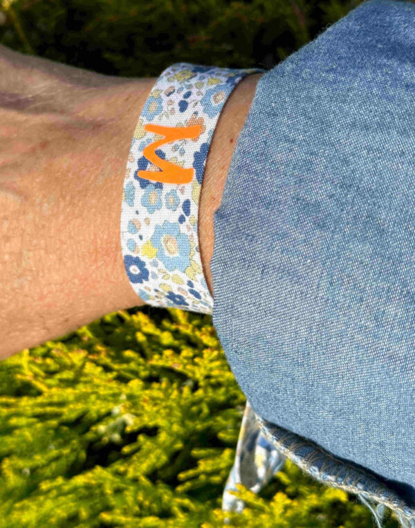 Pulsera cinta flores con inicial