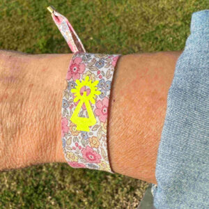 Pulsera cinta flores con virgen de Covadonga