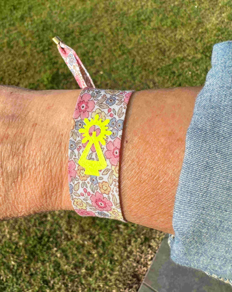 Pulsera cinta flores con virgen de Covadonga