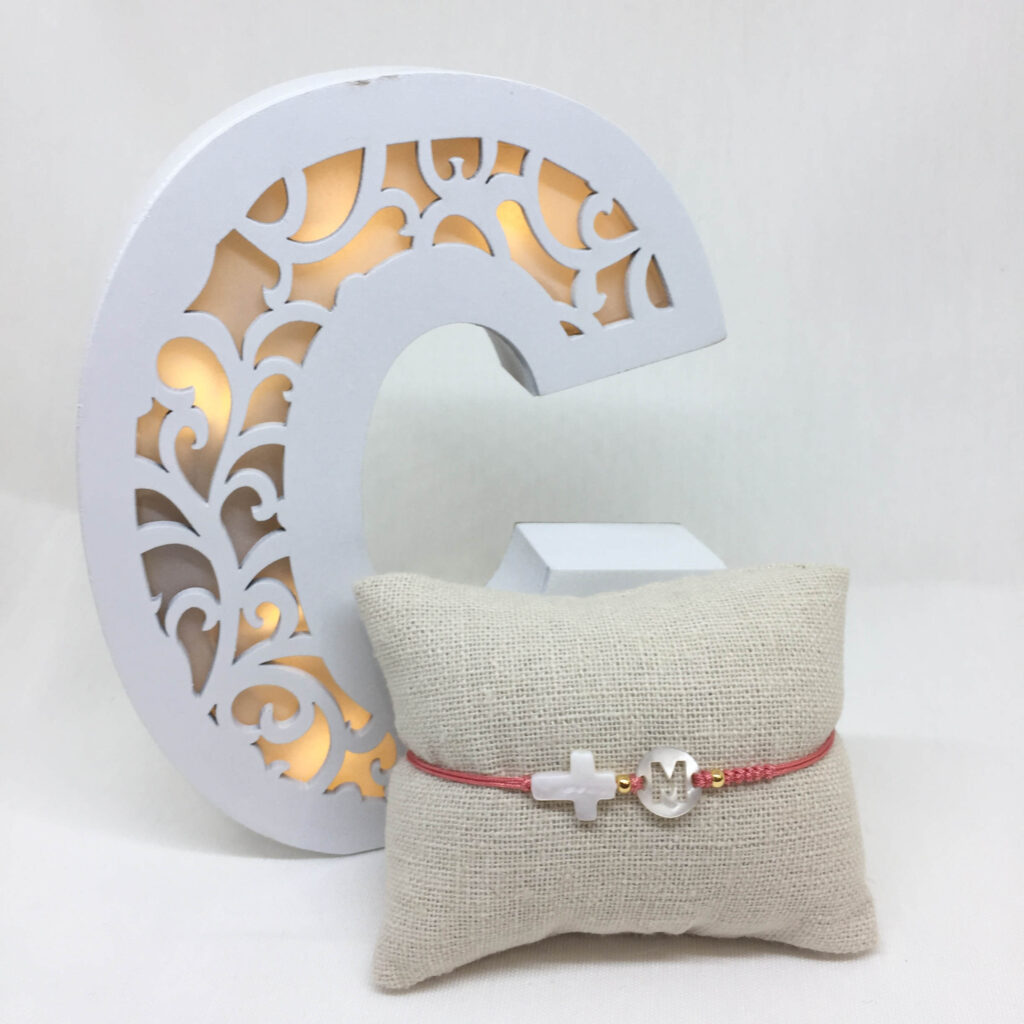Pulsera cruz nacar con inicial