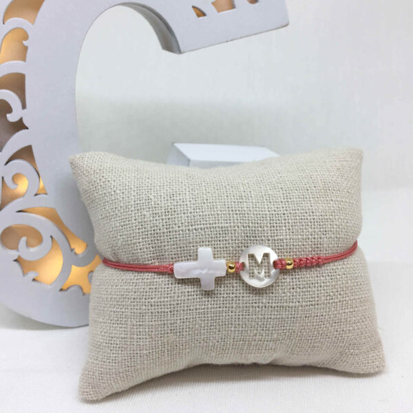 Pulsera cruz nacar con inicial - Imagen 3