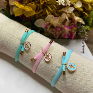 Pulsera cinta elástica plana con  cruz.
