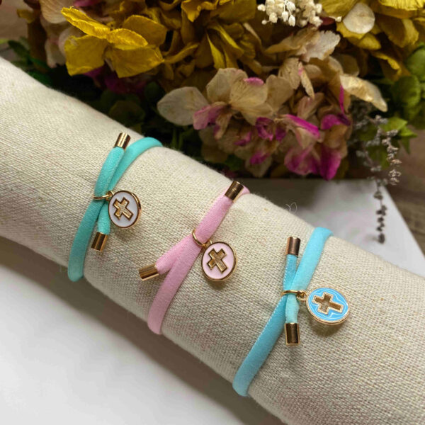 Pulsera cinta elástica plana con  cruz.