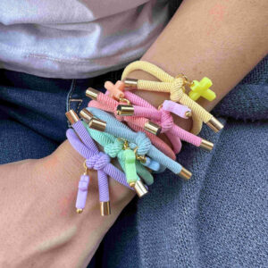 Pulsera cordón elástico con cruz colores pasteles
