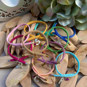 Pulsera inicial con perla y piedra.
