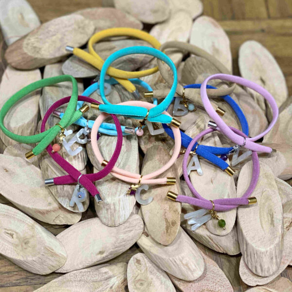 Pulsera inicial con perla y piedra. - Imagen 2