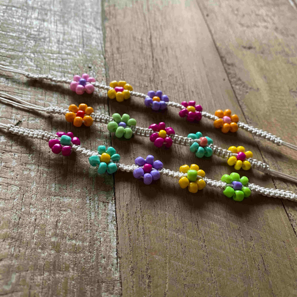 Pulsera flores abalorios.