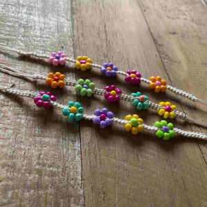 Pulsera flores abalorios.
