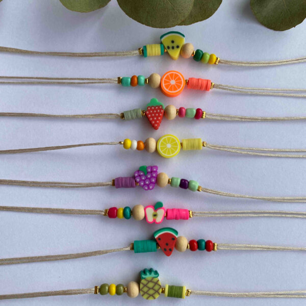 Pulsera hilo frutas , arcilla y abalorios
