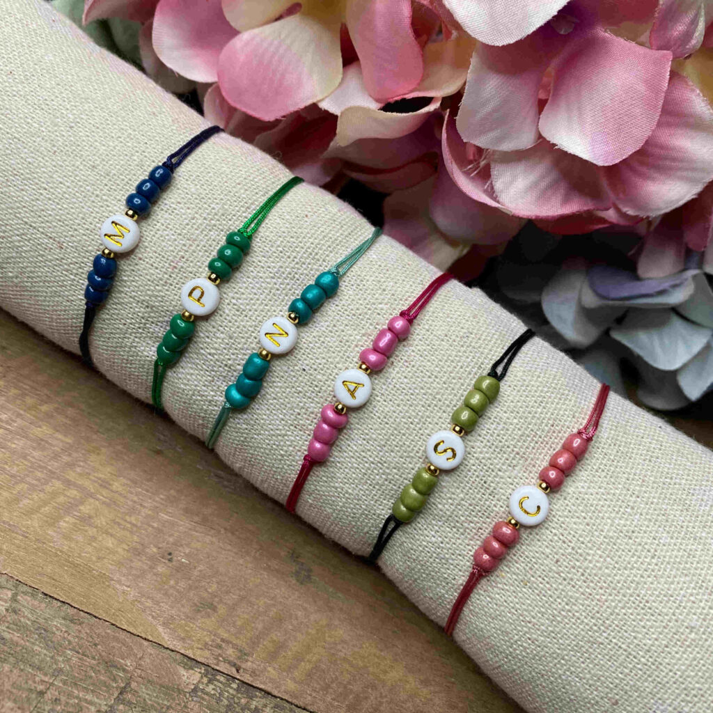 Pulsera inicial con bolitas de colores
