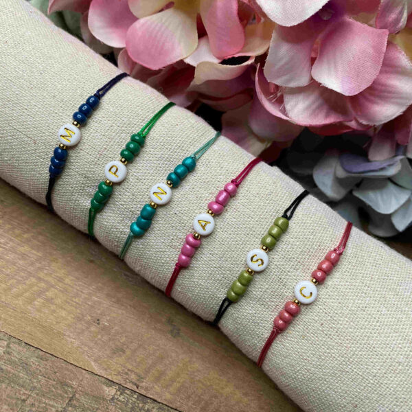 Pulsera inicial con bolitas de colores
