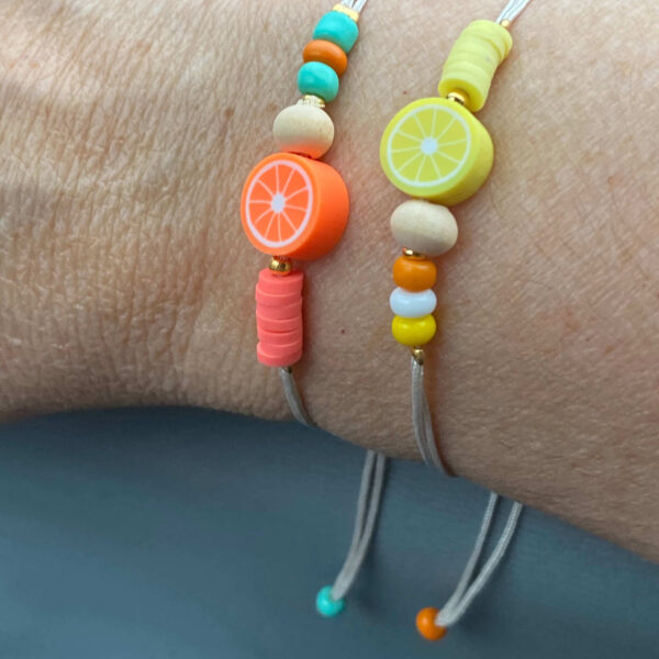 Pulsera hilo frutas , arcilla y abalorios - Imagen 3