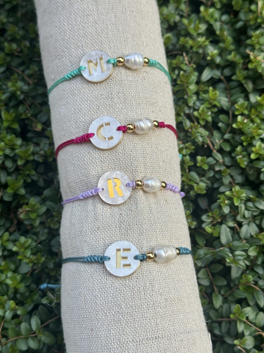 Pulsera inicial con perla natural