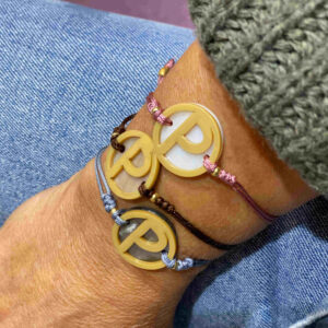 Pulsera inicial de acetato sobre base de nacar
