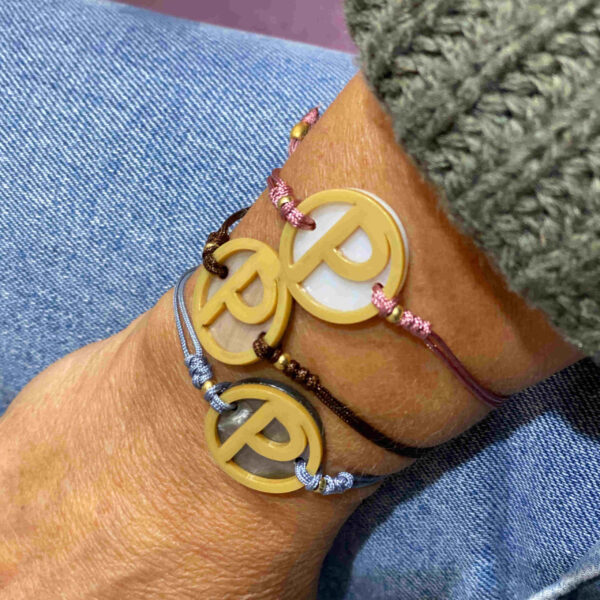 Pulsera inicial de acetato sobre base de nacar