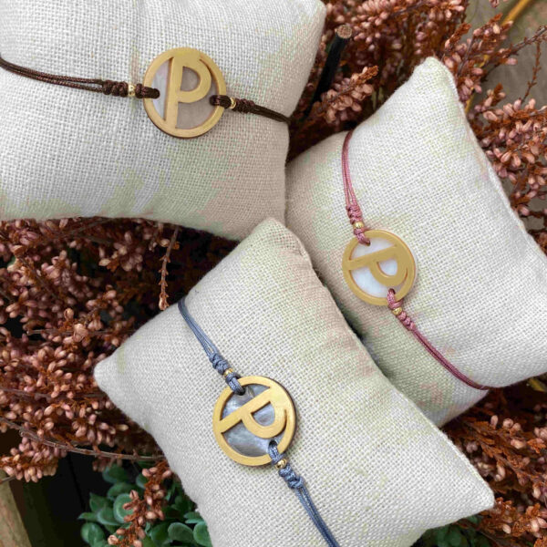 Pulsera inicial de acetato sobre base de nacar - Imagen 5