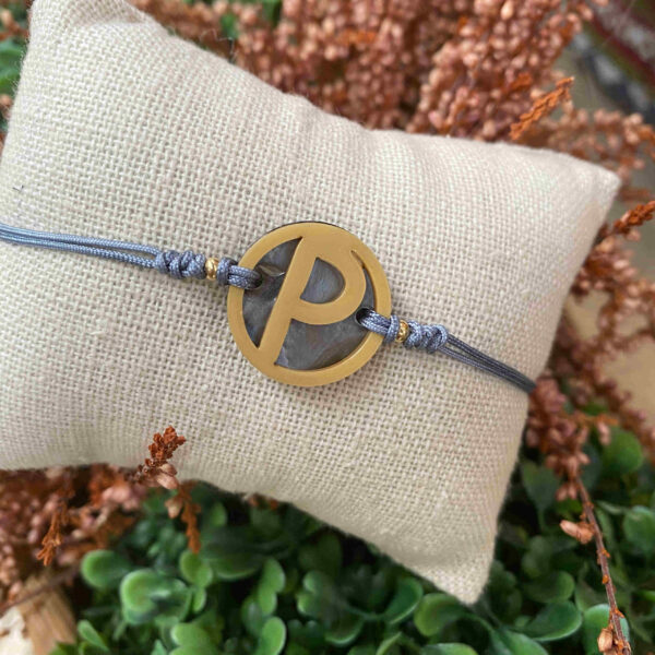 Pulsera inicial de acetato sobre base de nacar - Imagen 3