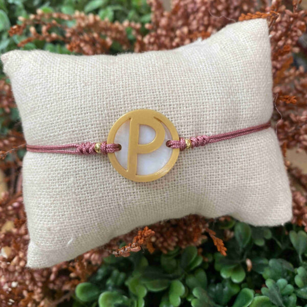 Pulsera inicial de acetato sobre base de nacar - Imagen 4