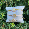 Pulsera inicial acetato dorado con base nácar blanco - Imagen 5