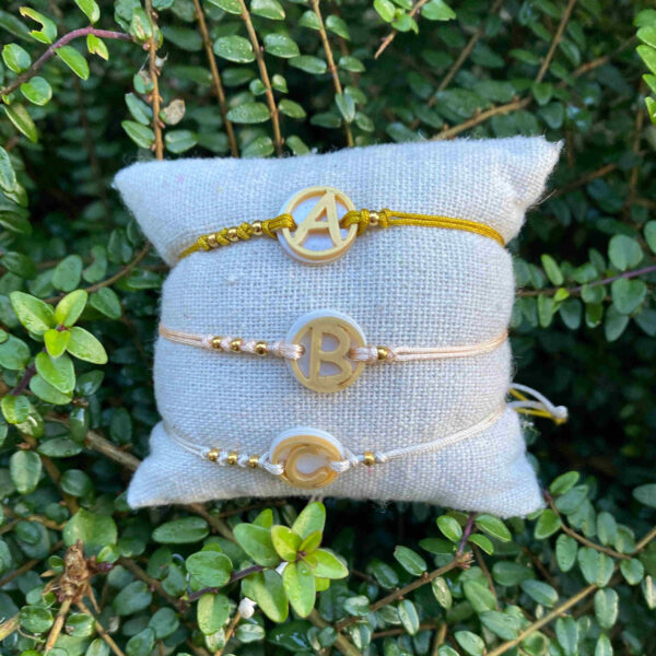 Pulsera inicial acetato dorado con base nácar blanco - Imagen 5