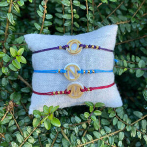 Pulsera inicial acetato dorado con base nácar blanco
