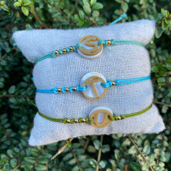 Pulsera inicial acetato dorado con base nácar blanco - Imagen 4