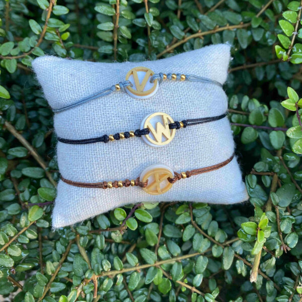 Pulsera inicial acetato dorado con base nácar blanco - Imagen 3