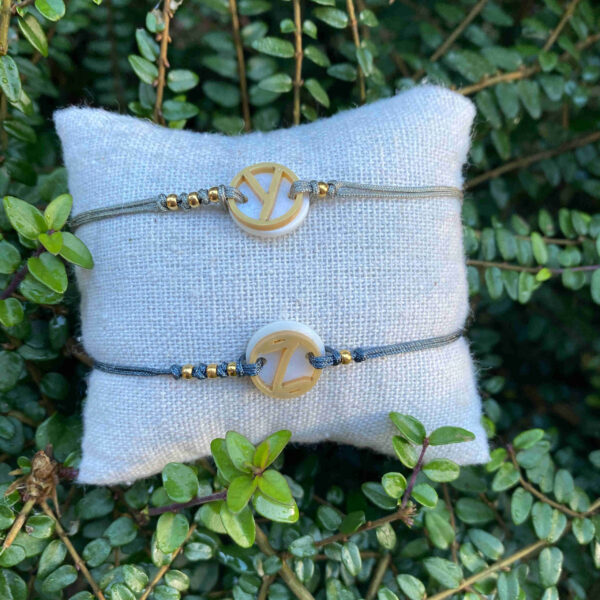 Pulsera inicial acetato dorado con base nácar blanco - Imagen 2