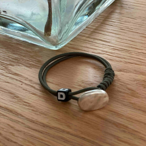Pulsera elástica con inicial y cierre de botón - Imagen 3