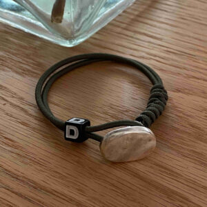 Pulsera elástica con inicial y cierre de botón
