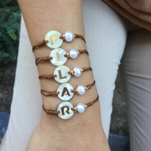 Pulsera inicial con perla natural