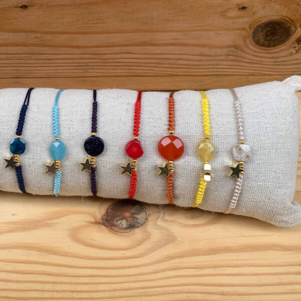 Pulsera hilo nudos con  piedra natural y estrella metálica - Imagen 3