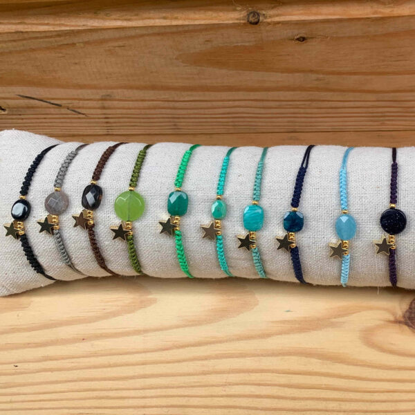 Pulsera hilo nudos con  piedra natural y estrella metálica - Imagen 4