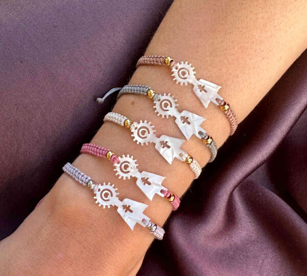 Pulsera Virgen del Pilar acetato nacar nudo macrame