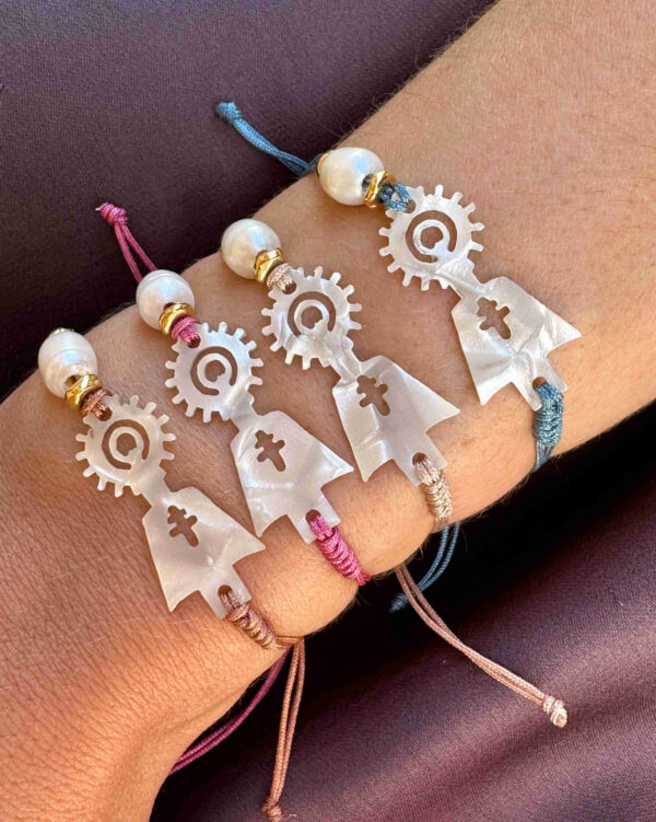 Pulsera Virgen del Pilar acetato nacar y perla de rio