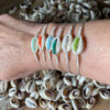 Pulsera hilo con concha natural y cristales de colores. - Imagen 2