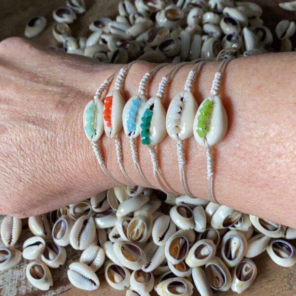 Pulsera hilo con concha natural y cristales de colores. - Imagen 2