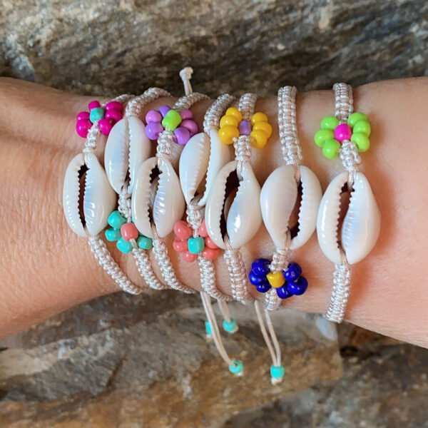 Pulsera concha con flor abalorios