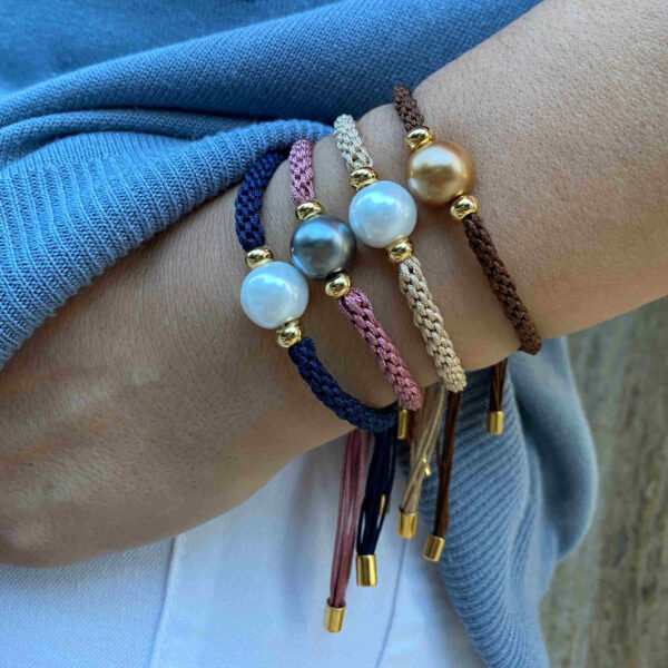 Pulsera hilo trenzado con perla y metal