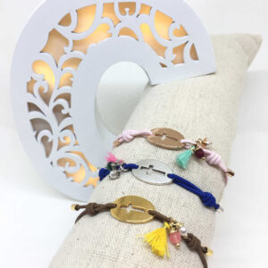 Pulsera elástica y cruz metálica