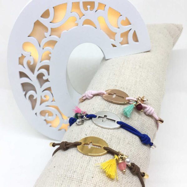 Pulsera elástica y cruz metálica