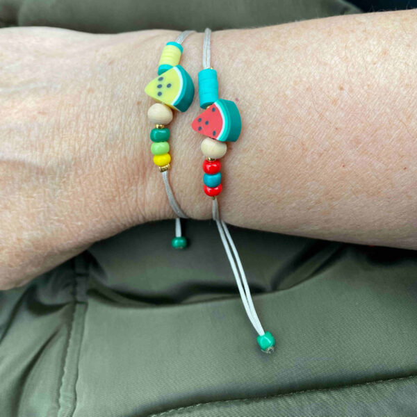 Pulsera hilo frutas , arcilla y abalorios - Imagen 5