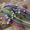 Pulsera perla natural con cordón trenzado - Imagen 2
