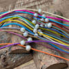 Pulsera perla natural con cordón trenzado - Imagen 3